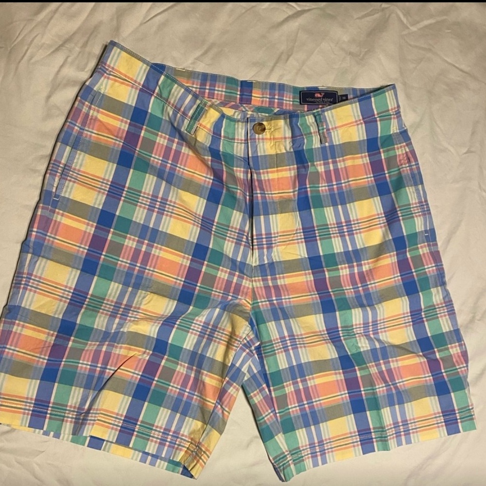 Vineyard Vines lightly pre-loved men’s size 38 shorts.